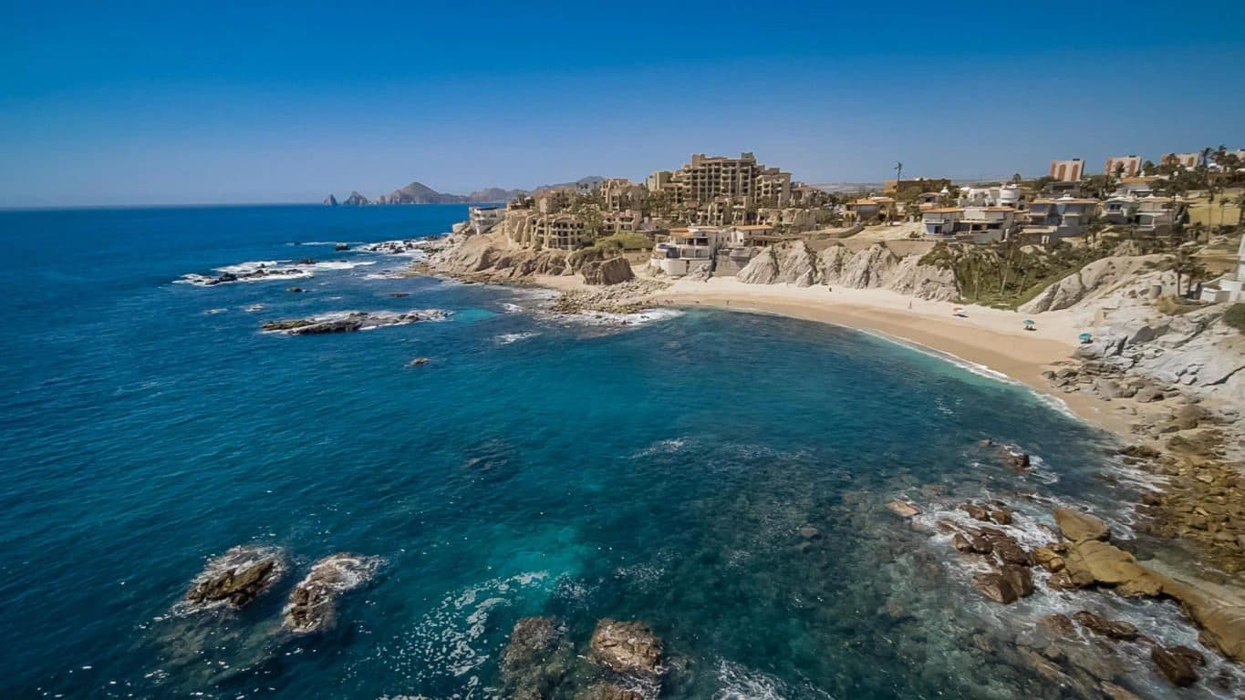 Costa rocosa y una pequeña playa en el Corredor Turístico cerca de Cabo Bello