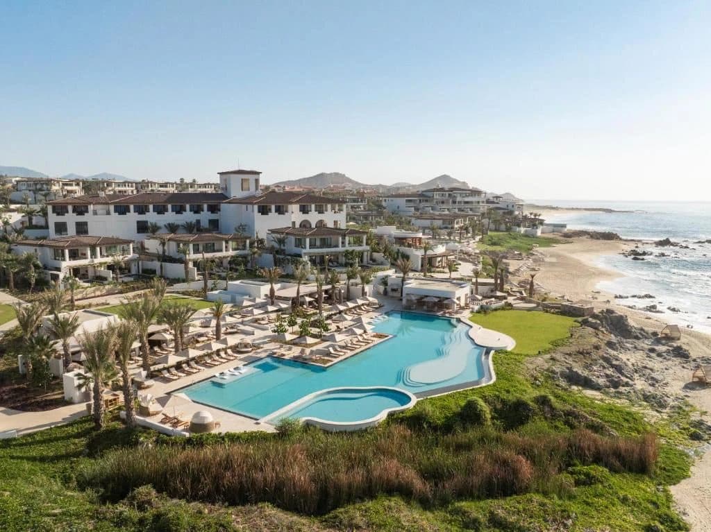 Alberca de un resort y playa en el Corredor Turístico, en Cabo del Sol