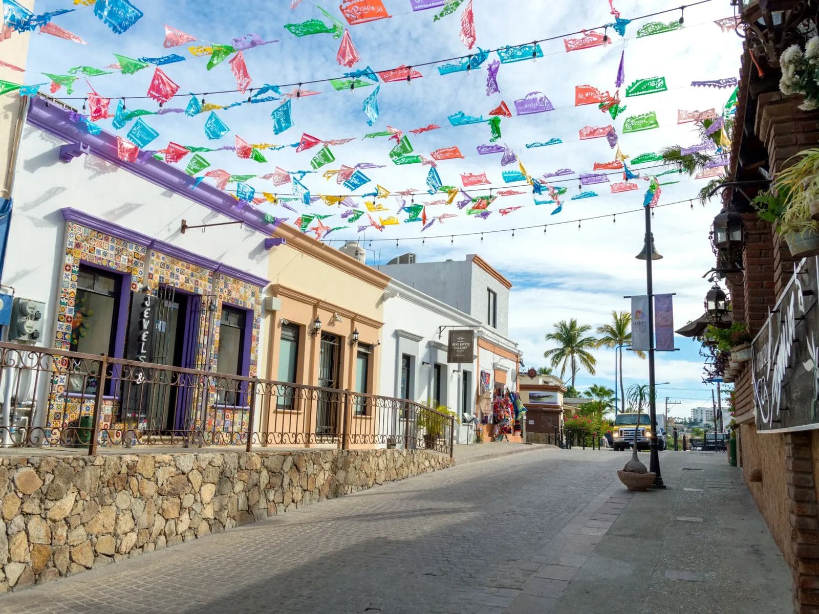 Una calle colorida en el centro de San José del Cabo