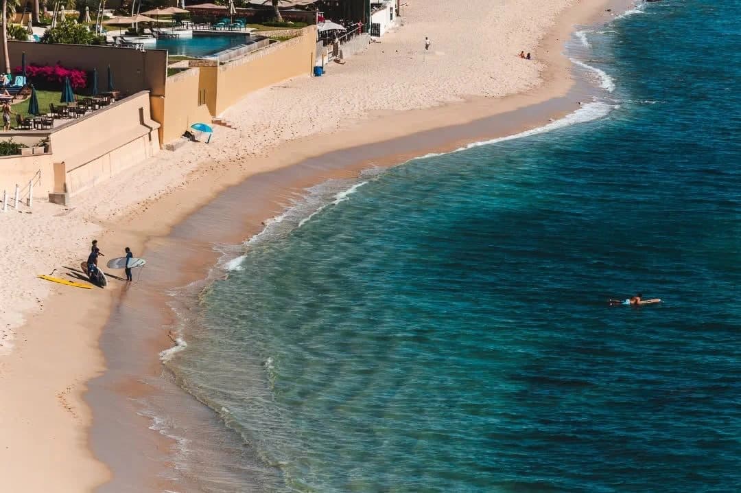 Surfistas en la playa de Costa Azul