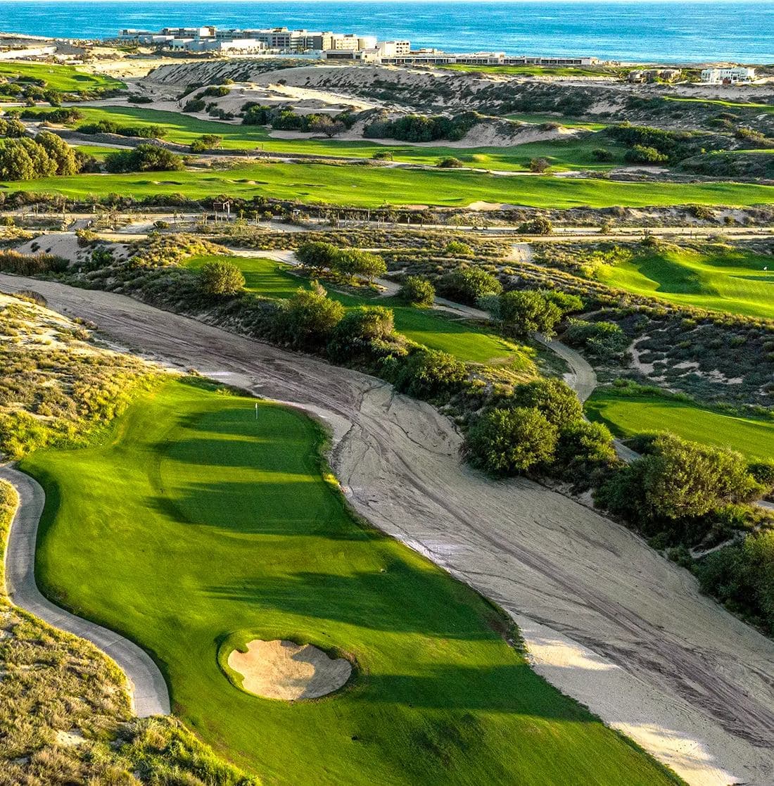 Vista aérea de un campo de golf junto a la costa del Pacífico cerca de Cabo San Lucas