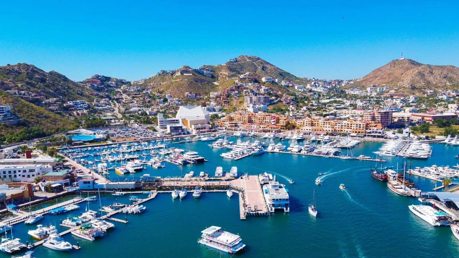 Vista aérea de la marina de Cabo San Lucas