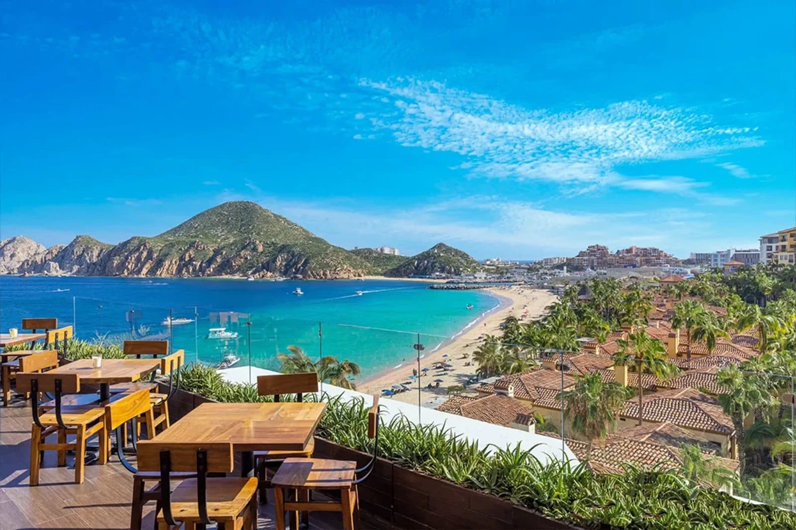 Playa Médano y la bahía vistas desde una terraza en Cabo San Lucas