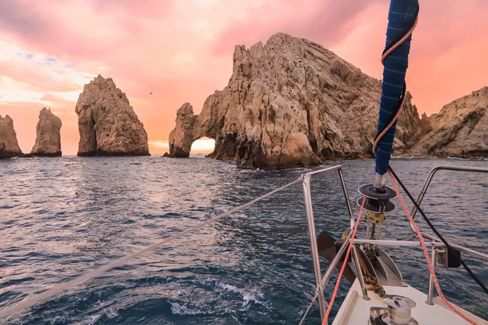 Atardecer sobre las formaciones rocosas del Fin de la Tierra desde un velero en Cabo San Lucas