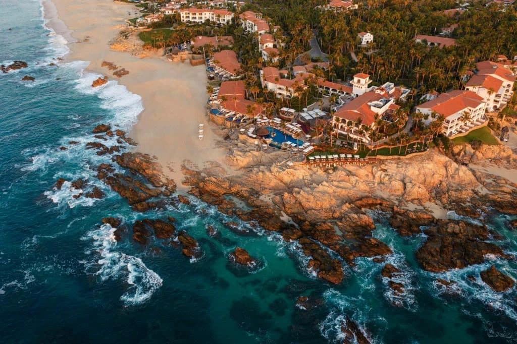Vista aérea de la costa rocosa y la playa en Palmilla
