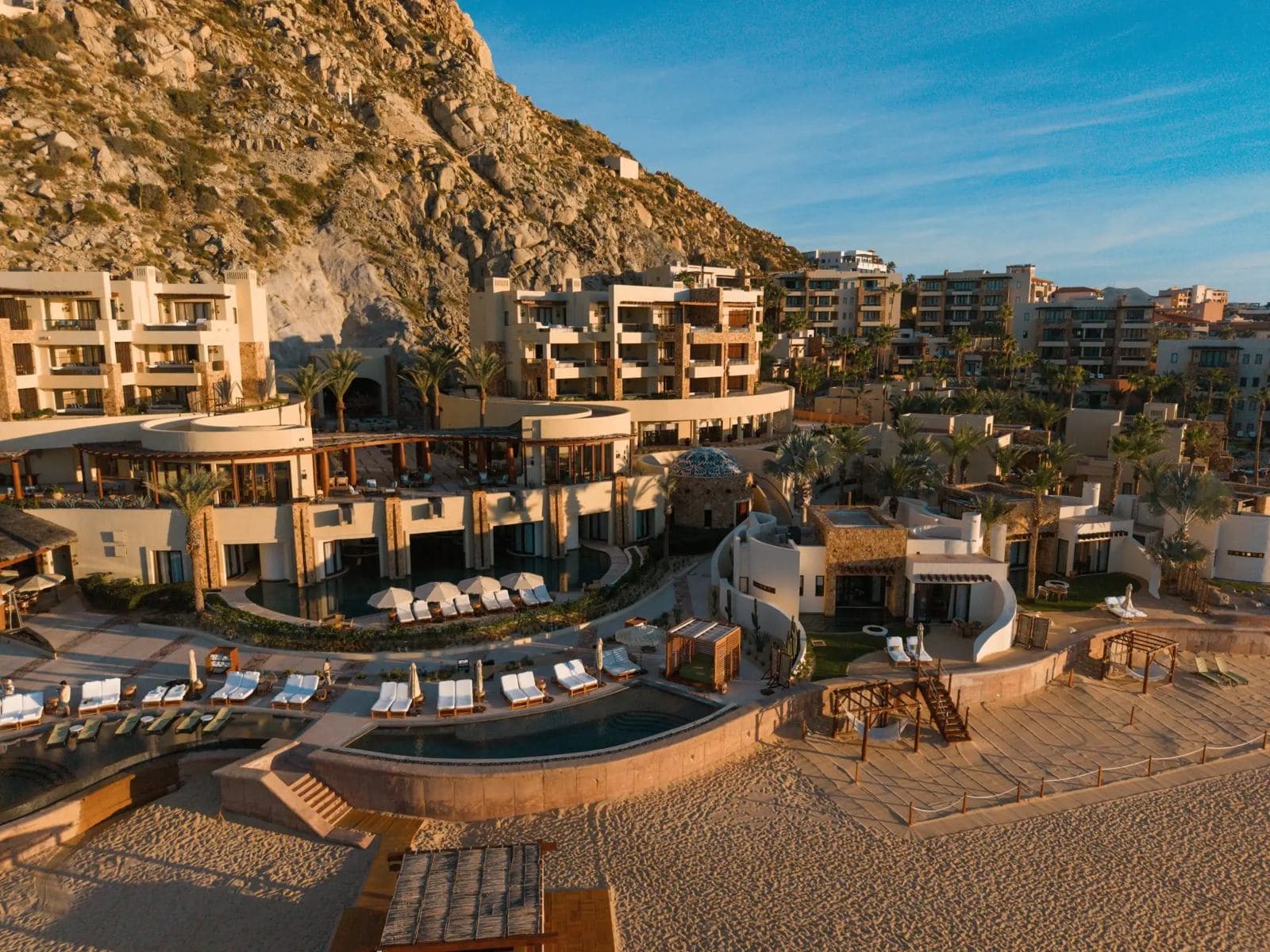 Edificios de un resort y la playa al pie de los cerros en Pedregal, Cabo San Lucas