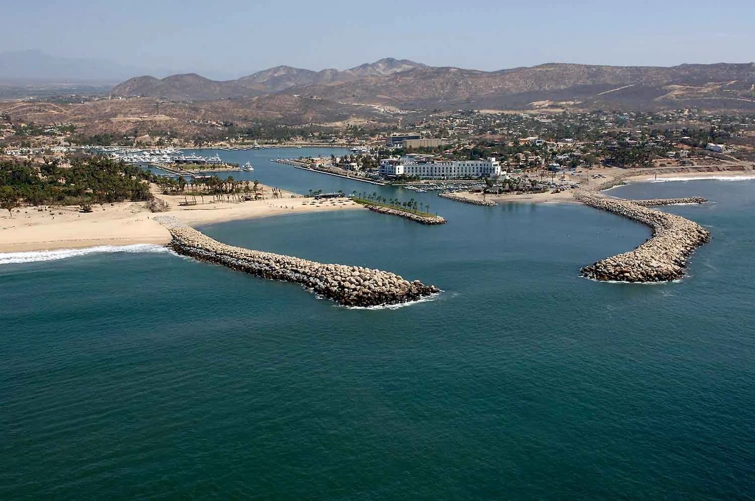 Vista aérea de la entrada del puerto en Puerto Los Cabos