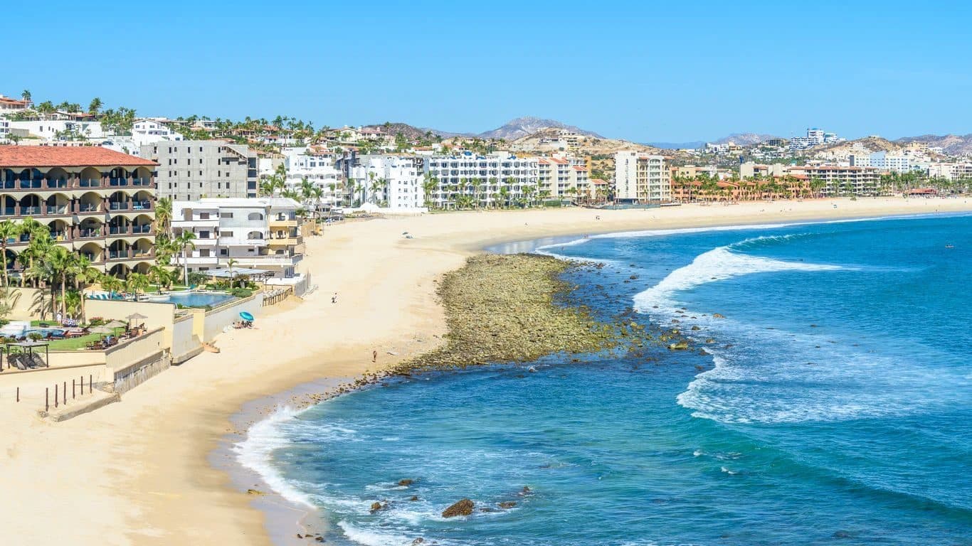 Playa y hoteles en la zona hotelera de San José del Cabo